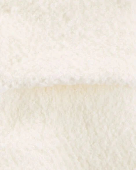 Textura detallada de las suaves calcetas de chenille blancas para bebé.