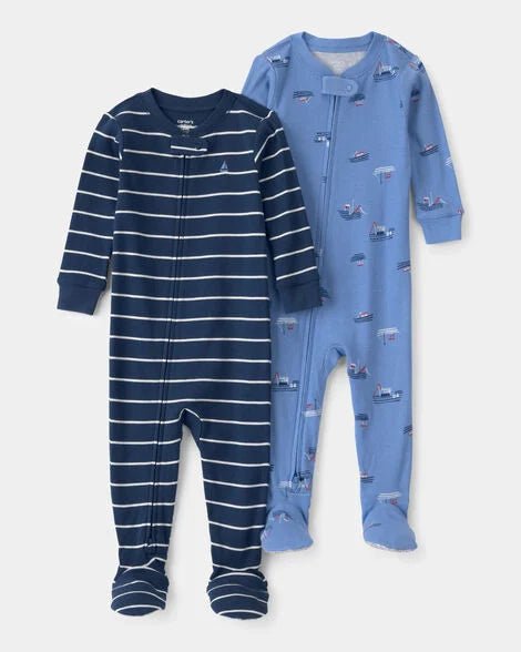 Pack de 2 pijamas Carter's para niño: una azul con rayas blancas y otra celeste con estampado de vehículos.