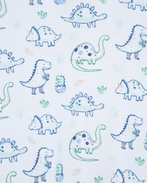 Pijama de niño Little Me blanco con estampado de tiernos dinosaurios azules y verdes.