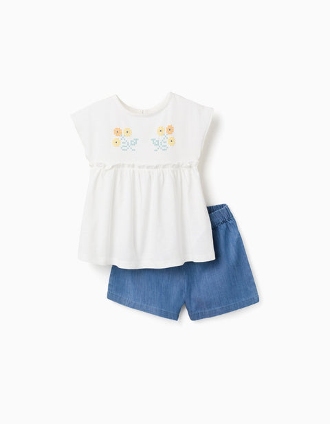 Conjunto Zippy para niña: blusa blanca con bordados florales y shorts de chambray azul claro.