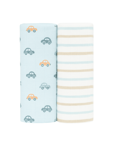 Set de 2 frazadas de muslin para niño Chick Pea: una azul con carros y otra blanca con rayas.