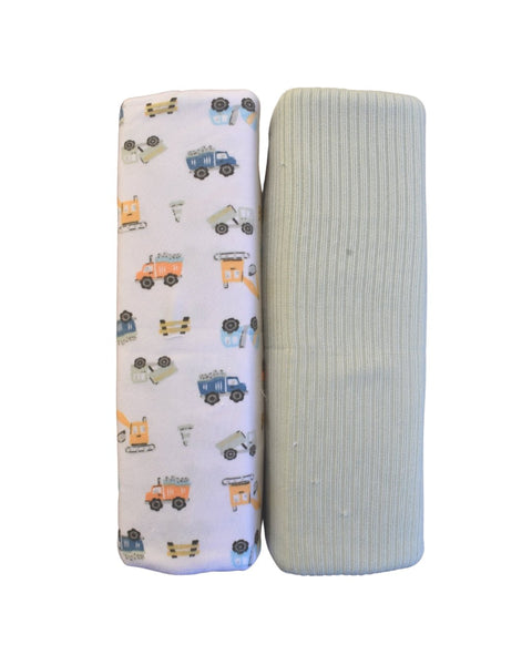 Pack de 2 frazadas de bamboo para niño, una con diseño de vehículos y otra lisa verde menta.