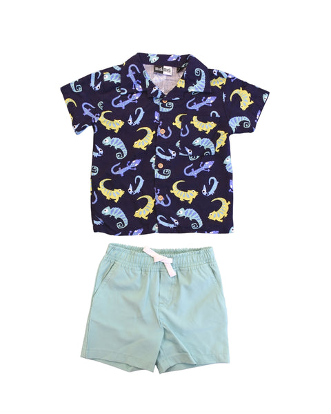 Conjunto Babyfair 2 piezas: camisa manga corta con botones al frente estampada de camaleones y pantaloneta multicolor para niño