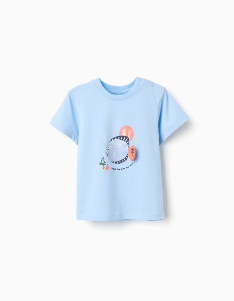 Playera de bebé Zippy azul claro con estampado de pez frontal y botones en hombro.
