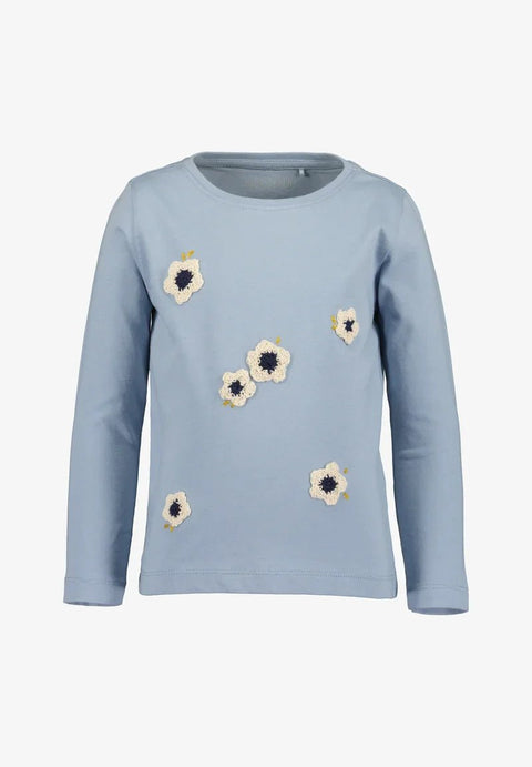 Blusa Blue Seven manga larga celeste para niña con delicado diseño de flores blancas y centros azules