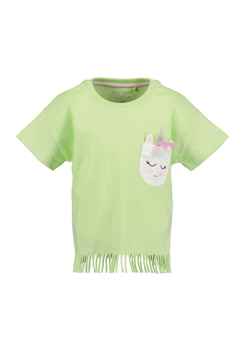 Blusa verde Blue Seven de manga corta con unicornio en bolsillo y flecos para niña, vista frontal.