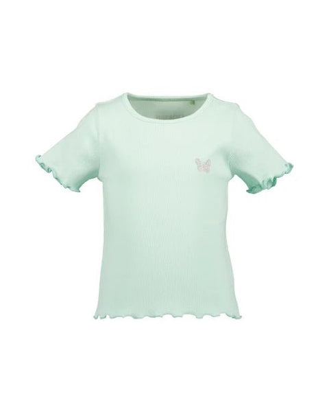 Blusa acanalada manga corta turquesa para niña, con mariposa bordada y orillas rizadas.