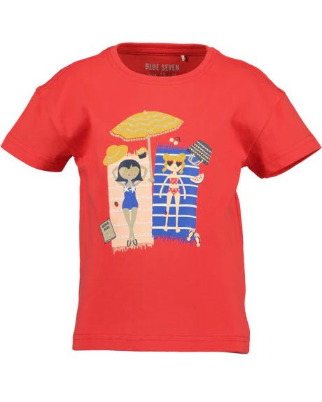 Camiseta roja de niña Blue Seven, estampado de dos chicas en la playa con sombrilla amarilla, vista