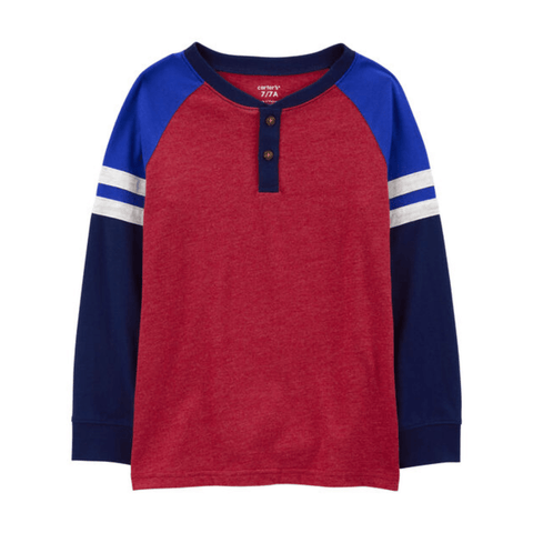 Camisa Henley Carters manga larga para niño, roja con mangas raglán azules y rayas blancas.