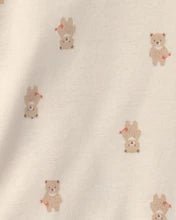 Textura de la tela del conjunto Carter's con pequeños ositos café y corazones rojos.