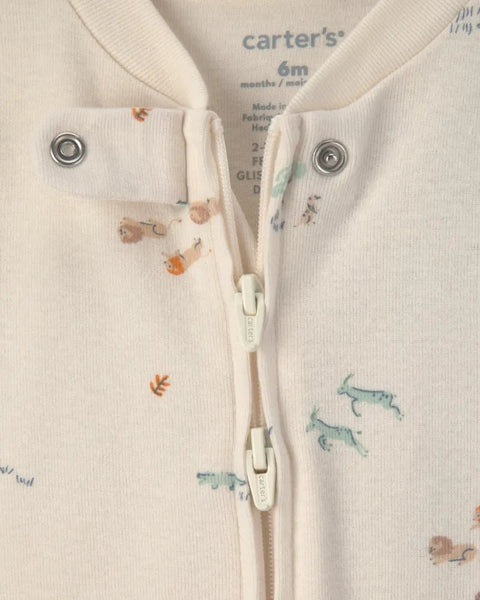 Detalle cercano del área del cuello de la pijama beige safari Carter's, con zipper y broches.