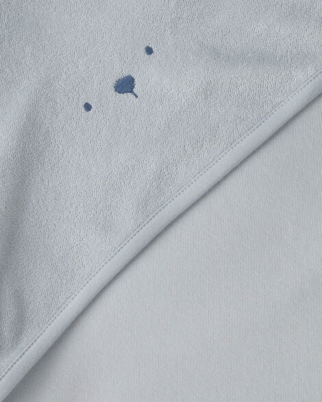 Primer plano de la toalla con capucha Carter's azul claro para bebé, con un simpático bordado de