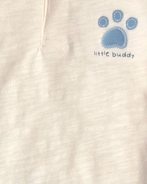 Detalle de la camiseta color crema con huellita azul y texto 'little buddy' Carter's.