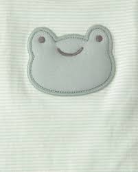 Detalle de camiseta Carter's de bebé con diseño bordado de rana sonriente en color verde pálido.
