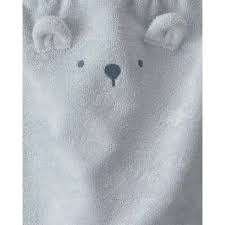 Detalle del pantalón azul de bebé Carter's con carita de osito bordada y orejitas en relieve.