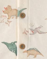 Primer plano del cárdigan de bebé Carter's color crema con estampado de dinosaurios variados en