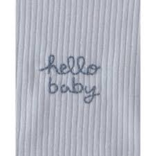 Detalle de babero Carter's azul claro a rayas finas con bordado "Hello Baby" en hilo azul oscuro.