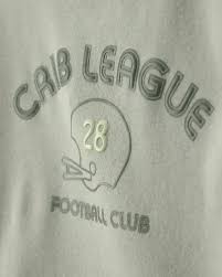 Primer plano del diseño 'Crib League Football Club' en el bodysuit Carter's con casco de fútbol y