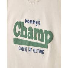 Detalle del bodysuit Carter's crema con el estampado "Mommy's Champ Cutest of All Time" en verde y