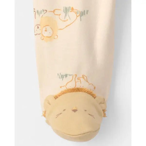 Detalle de los pies de la pijama Carter's para bebé con adorables caritas de león en relieve.