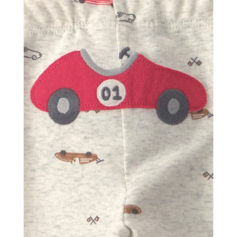 Primer plano de pantalón gris jaspeado con aplicación de carro de carreras rojo con el número 01.