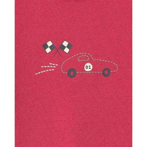 Primer plano de body rojo para bebé con diseño de carro de carreras blanco con el número 01 y