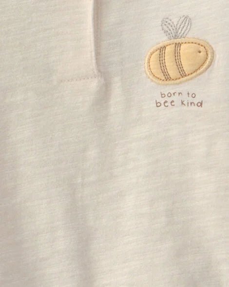 Detalle de la camiseta Carter's color crema con abeja bordada y frase 'born to bee kind' para bebé