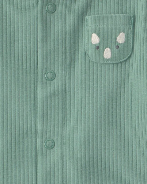 Detalle del cárdigan verde acanalado Carter's con bolsillo de dinosaurio bordado para bebé.