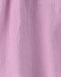 Primer plano de la tela de la blusa Carter's en tono morado claro con textura acanalada suave.
