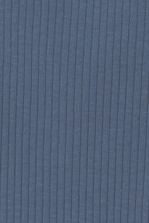 Textura de tela acanalada en color azul marino de uno de los bodys de manga larga para bebé niña