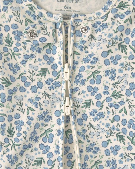 Detalle cercano de pijama Carter's: estampado de pequeñas flores azules y follaje verde, cierre con