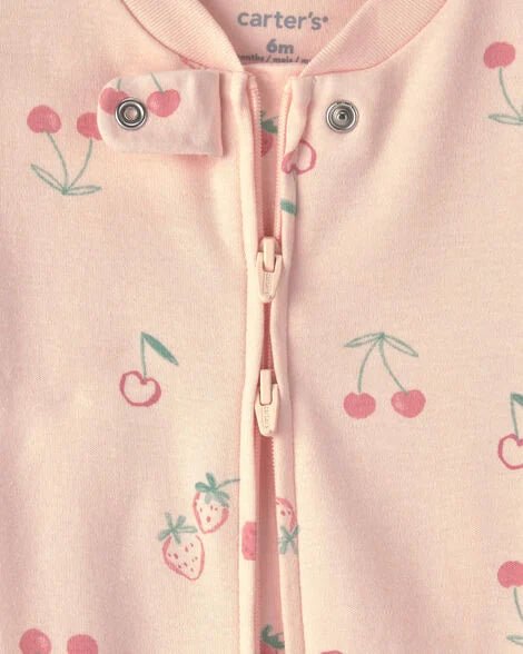 Detalle de enterizo Carter's rosado con estampado de fresas y cerezas, cierre doble y etiqueta 6M.