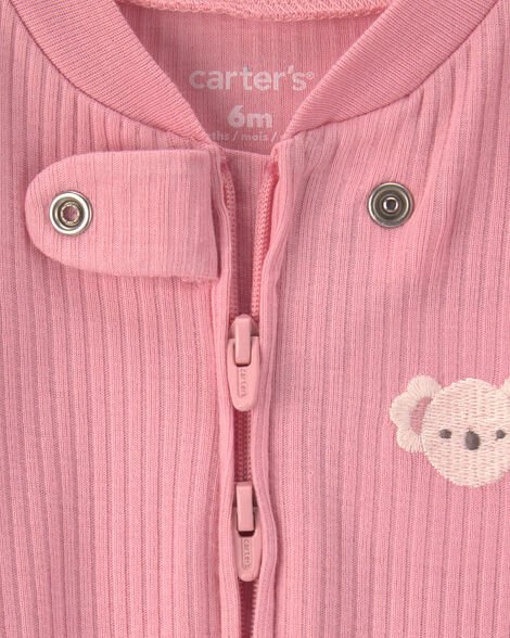 Primer plano de la pijama enteriza Carter's rosada, mostrando el cierre, broche y bordado de koala.