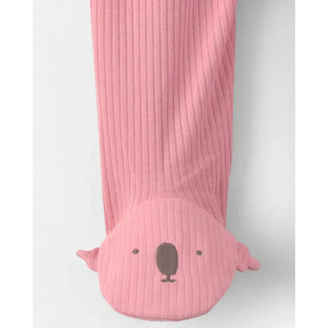 Pies de la pijama enteriza Carter's rosada con diseño de koala bordado y orejitas 3D.