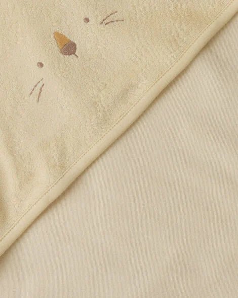 Primer plano de la capucha de la toalla de bebé Carter's con un diseño bordado de cara de león en