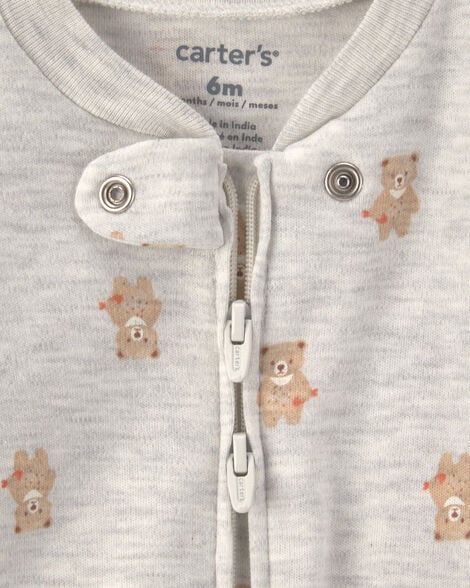 Detalle de pijama Carter's de ositos: cierre, broche y etiqueta de talla 6 meses, tejido interlock