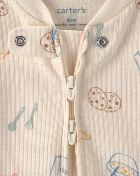 Primer plano del cierre y estampado de desayuno de la pijama Carter's de bebé, incluye etiqueta de