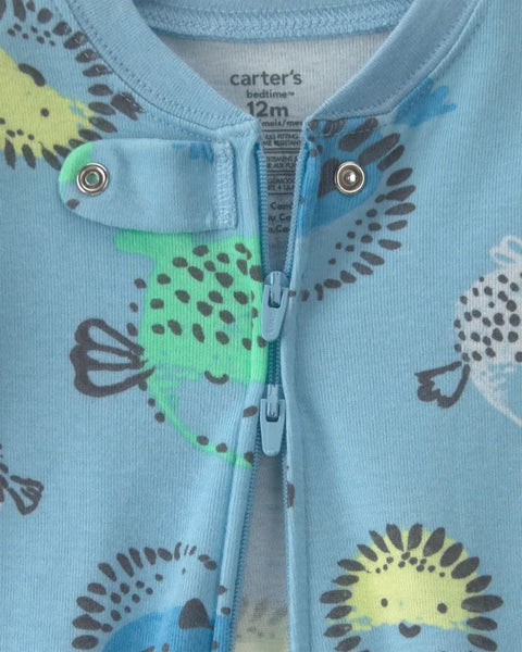 Detalle del cierre frontal y cuello de la pijama Carter's azul para bebé, con etiqueta de talla 12M.