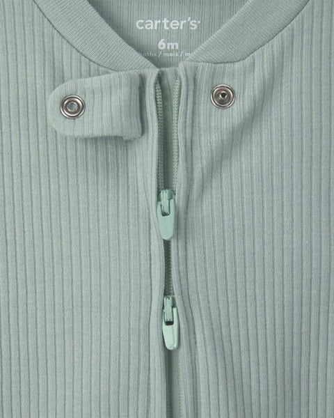 Primer plano de pijama Carter's verde menta, con textura acanalada, cremallera frontal y broche de