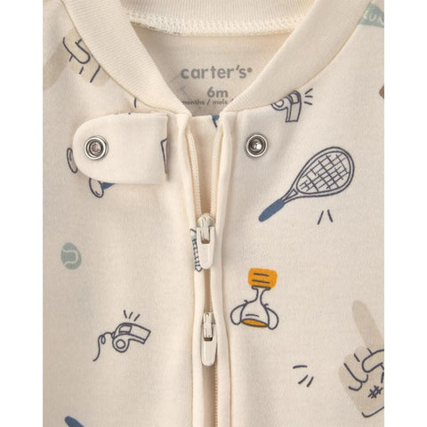 Detalle del cuello de la pijama enteriza Carter's con cierre de cremallera frontal y broche de