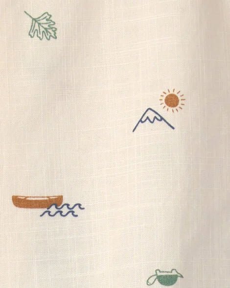 Detalle de estampado del polo Carter's crema: hoja, sol, montaña, canoa en el agua y una rana.