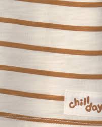 Detalle de la etiqueta "chill day" en la camiseta de rayas marrones de este conjunto Carter's.