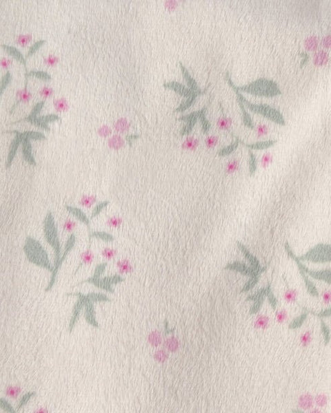 Primer plano de la suave manta floral Carter's con diseño de flores rosas y hojas verdes sobre