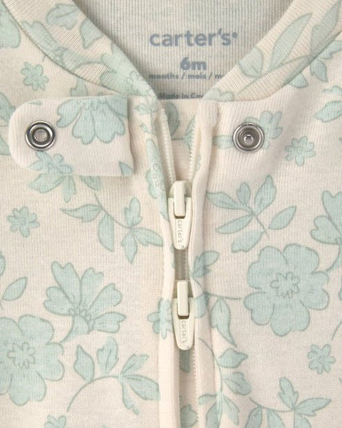 Primer plano del mameluco Carter's floral con zipper frontal, broche de seguridad en el cuello y