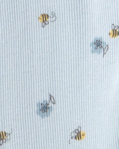 Primer plano de los leggings celestes acanalados con estampado de abejitas y flores de Carter's.