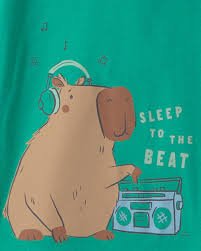 Capibara divertido con audífonos y radio en camiseta verde de pijama Carter's para niño.