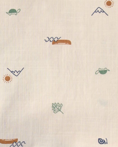 Detalle de estampado de aventura Carter's: canoas, montañas, tortugas, sol y hojas en el polo color