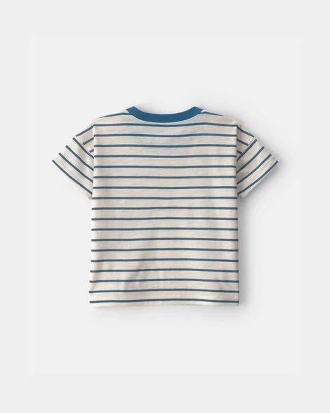 Espalda de camiseta Carter's para niño, a rayas beige y café con cuello y puños azules.