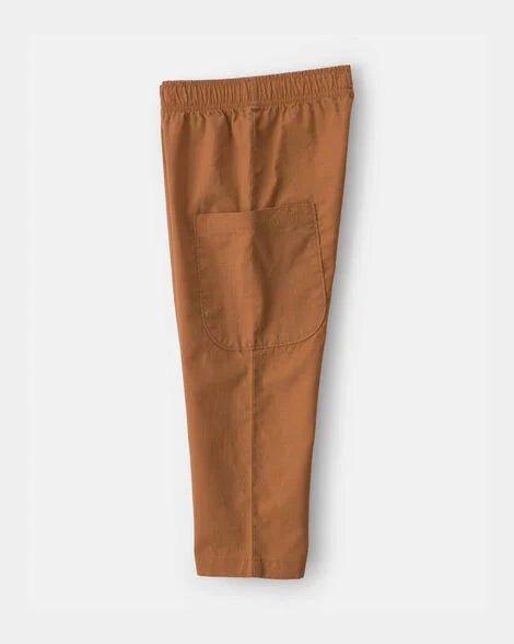 Pantalón Carter's color terracota para niño, con elástico en cintura y bolsillo trasero.