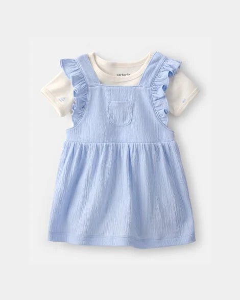 Conjunto Carter's de blusa blanca y jumper falda azul claro para bebé, vista frontal.